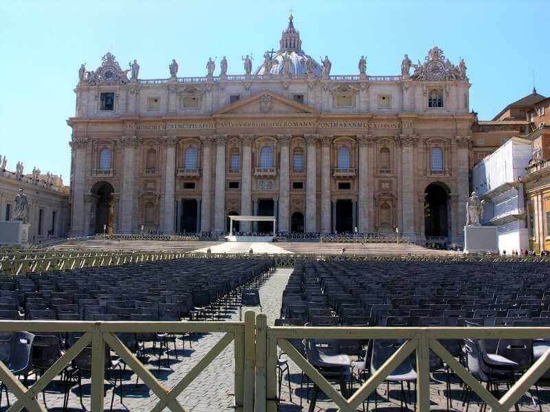 St-Peters-Square-Rome-Attraction