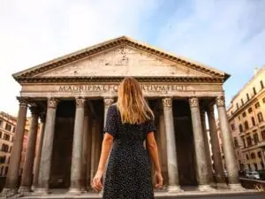 Tourist-at-Pantheon-Rome