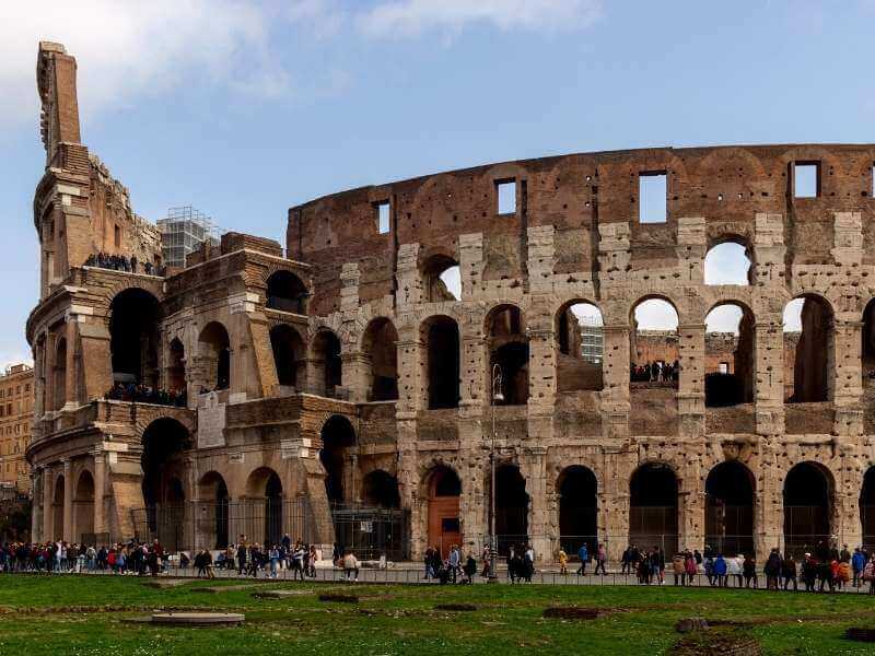 Tourists-in-the-Colosseum-in-Rome