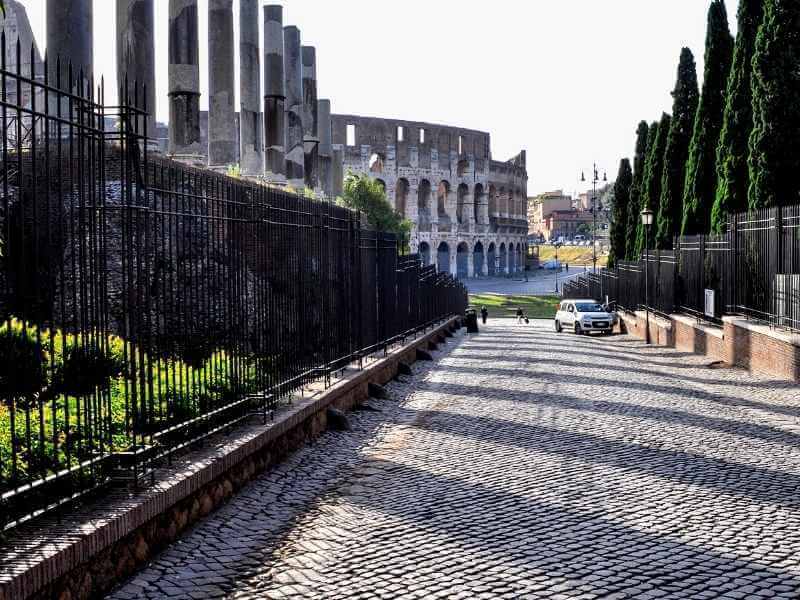 Via-Scara-between-Forum-Roman-Colosseum