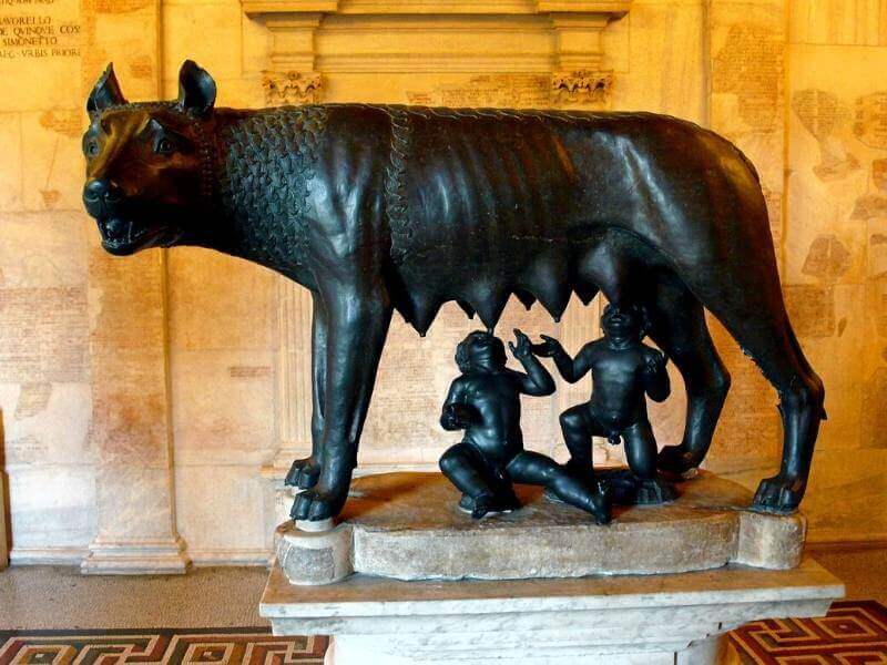Capitoline-Woelfin-Bronze-Sculpture-in-Rome