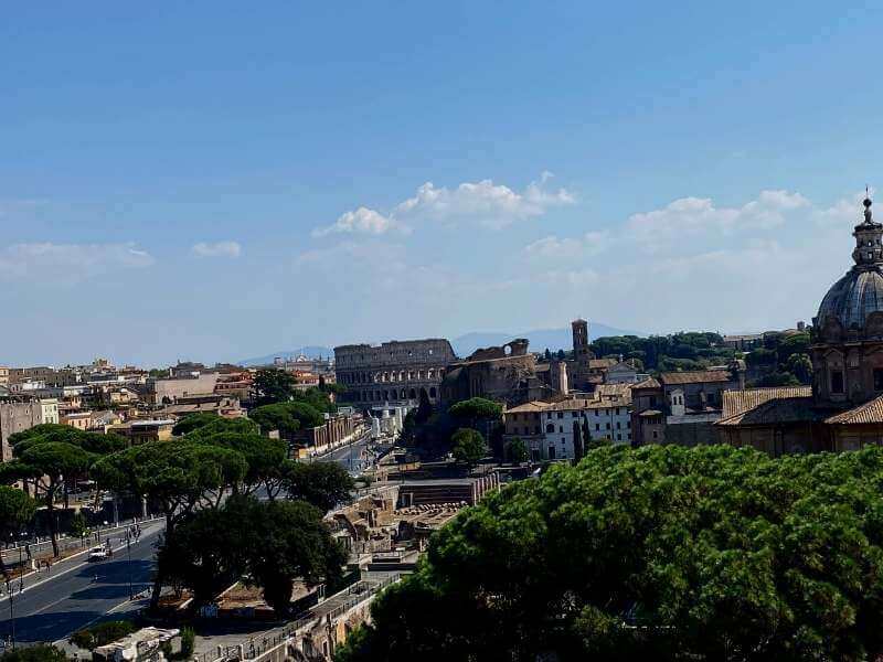 Blick-Dachterrasse-Monumento-a-Vittorio-Emanuele-II.jpg