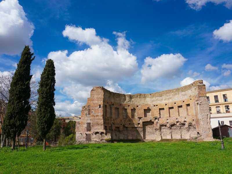Ruine-von-Neros-Tempel-in-Rom.jpg