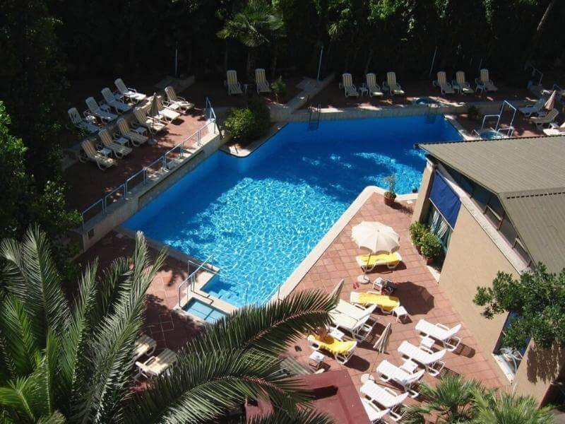 4-Sterne-Hotel-mit-Pool-und-Garten-Rom.jpg