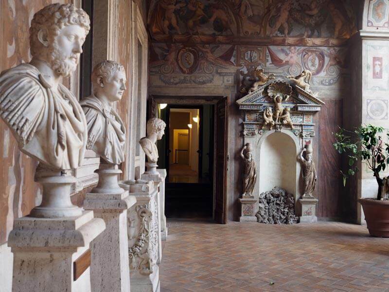 Palazzo-Altemps-Rom-Skulpturen.jpg