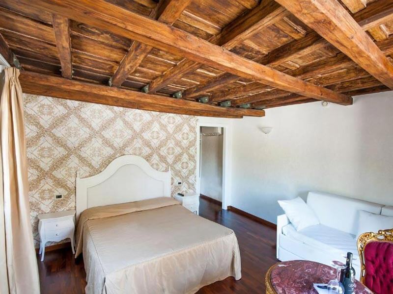 Royal-House-near-Colosseum-Rome-Bedroom