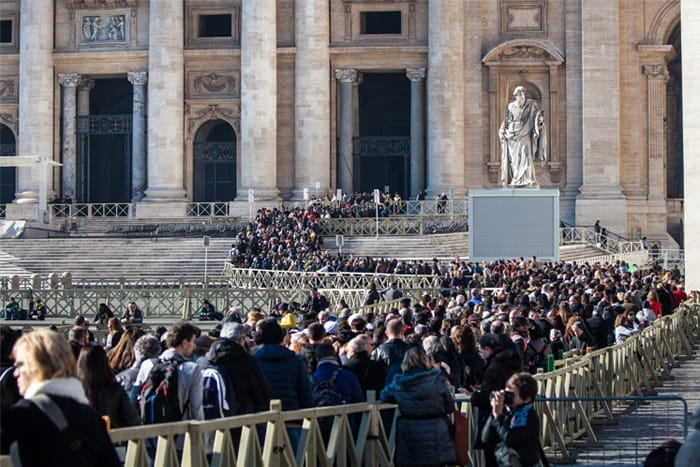 Petersdom-Eintritt-Warteschlange-Eingang.jpg