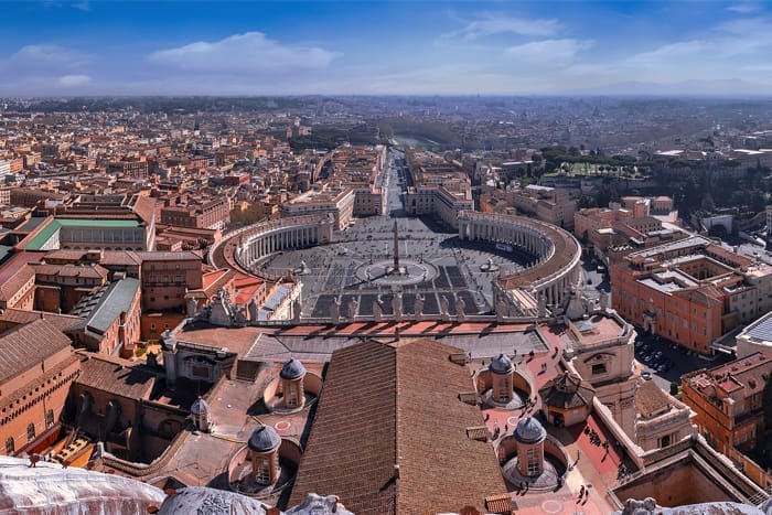 Vatikan-Blick-von-Kuppel-des-Petersdoms.jpg