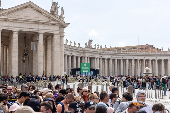 Warteschlange-am-Petersdom-Eingang.jpg