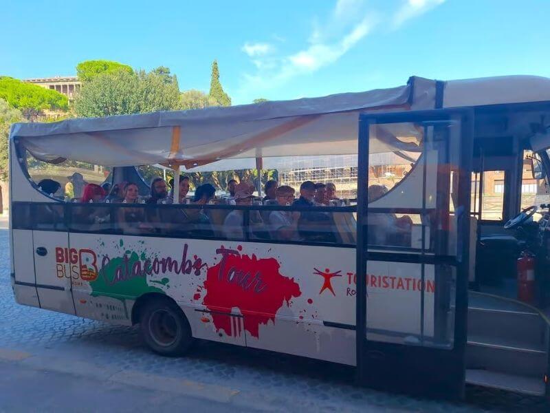 Bustransfer-zu-Roms-Katakomben.jpg
