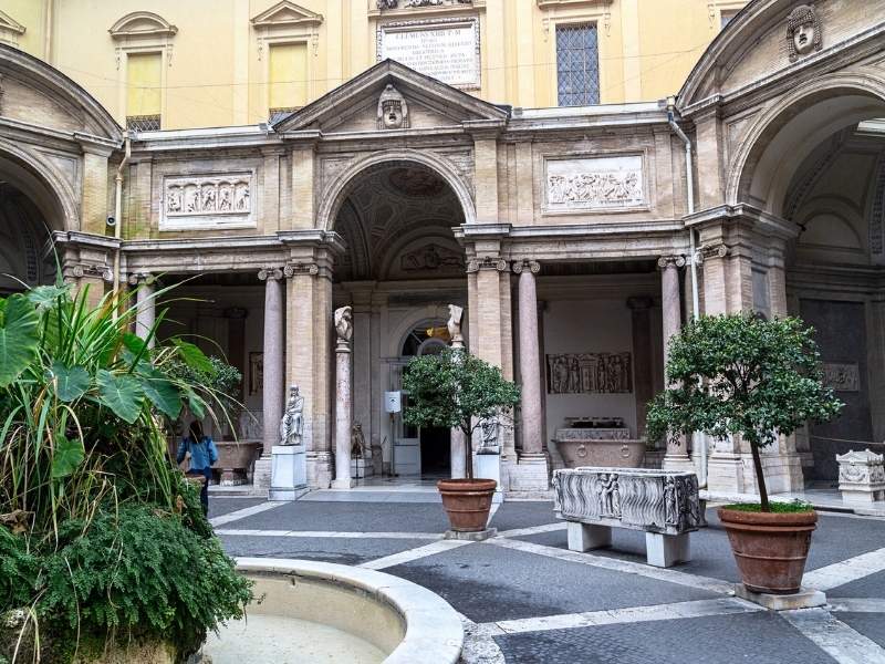 Der-Achteckige-Hof-Cortile-Ottagono.jpg