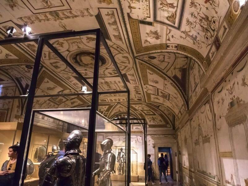 Ritterruestungen-Museum-Engelsburg-Rom.jpg