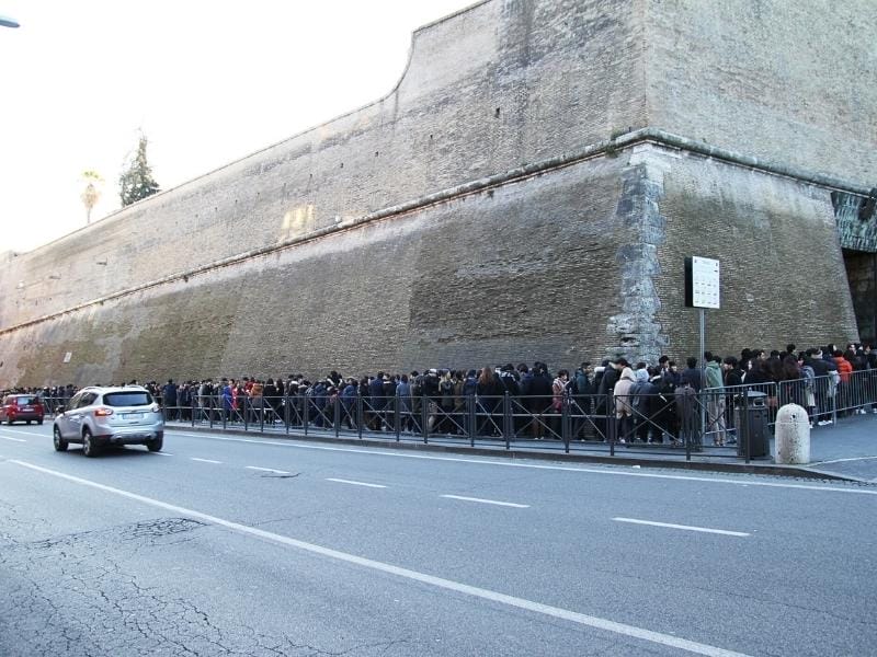 Touristenschlange-am-Eingang-der-Vatikanischen-Museen.jpg