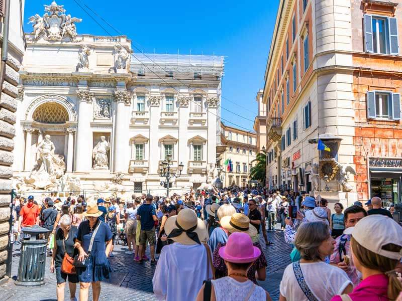 Trevi-Brunnen-Touristen-Vorplatz.jpg